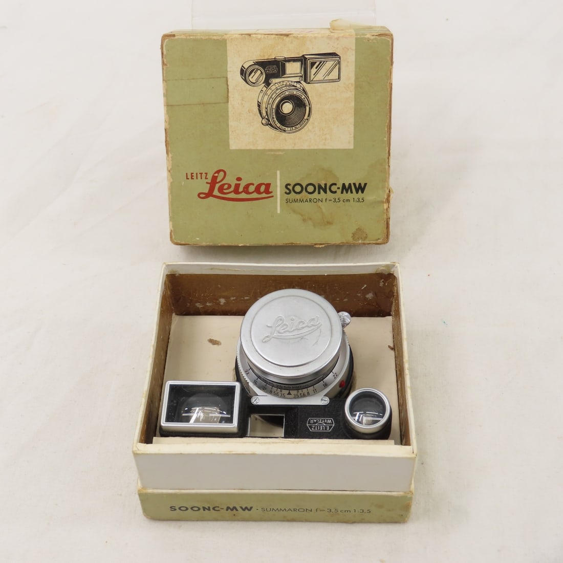 LEICA Summaron f=3.5cm 1:3.5 SOONC-MW Lens: LEICA Summaron f=3.5cm 1:3.5 SOONC-MW Lens with original box Please ask questions and read terms & conditions before bidding.