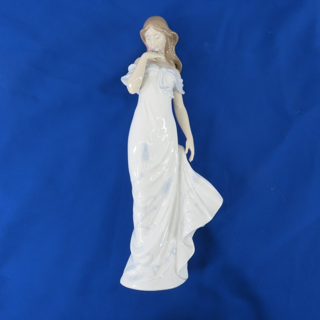 Lladro A Flower's Whisper Figure #6918 (1 of 10)
