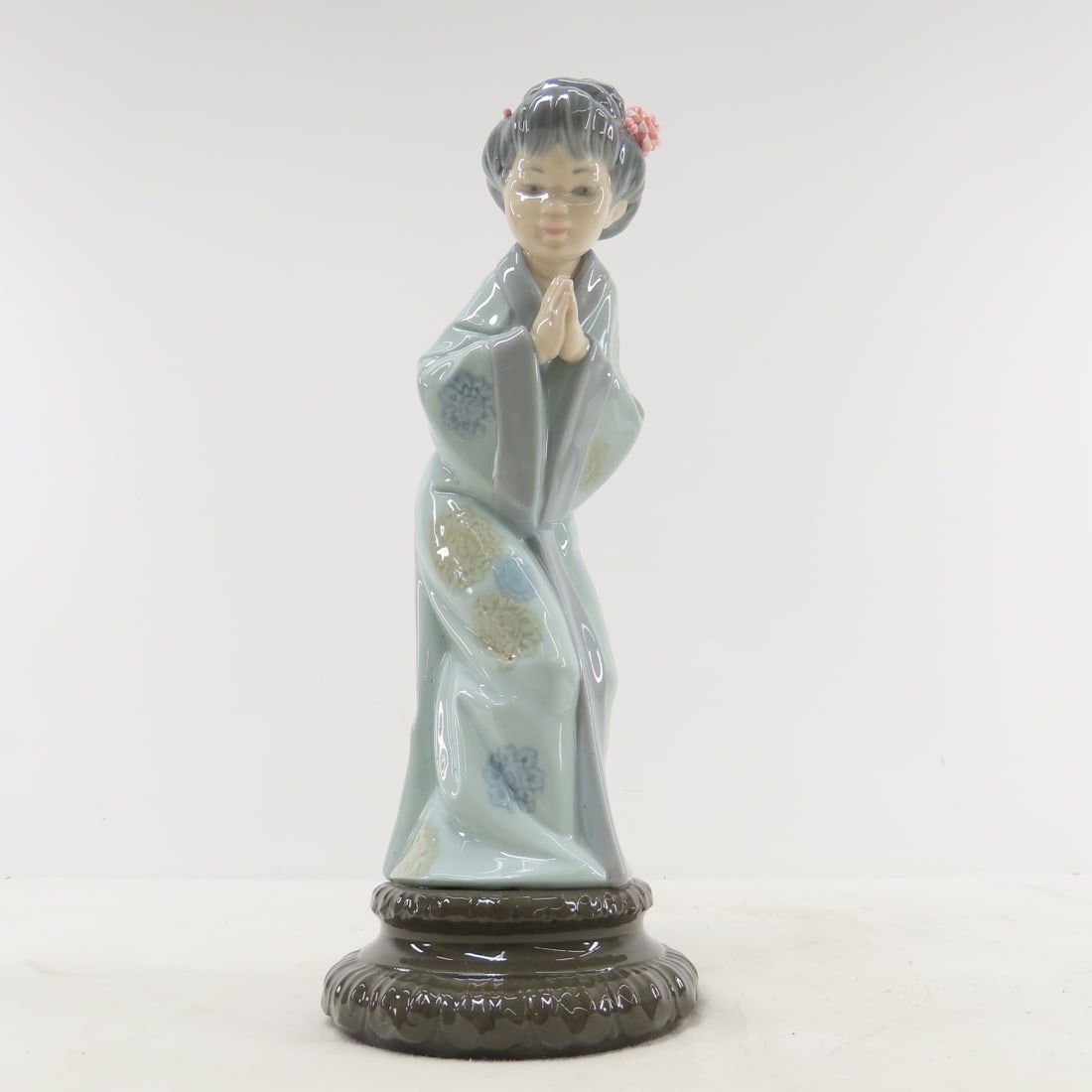 Lladro Geisha Figure: Lladro Geisha Figure 10.5" tall Please ask questions and read terms & conditions before bidding.