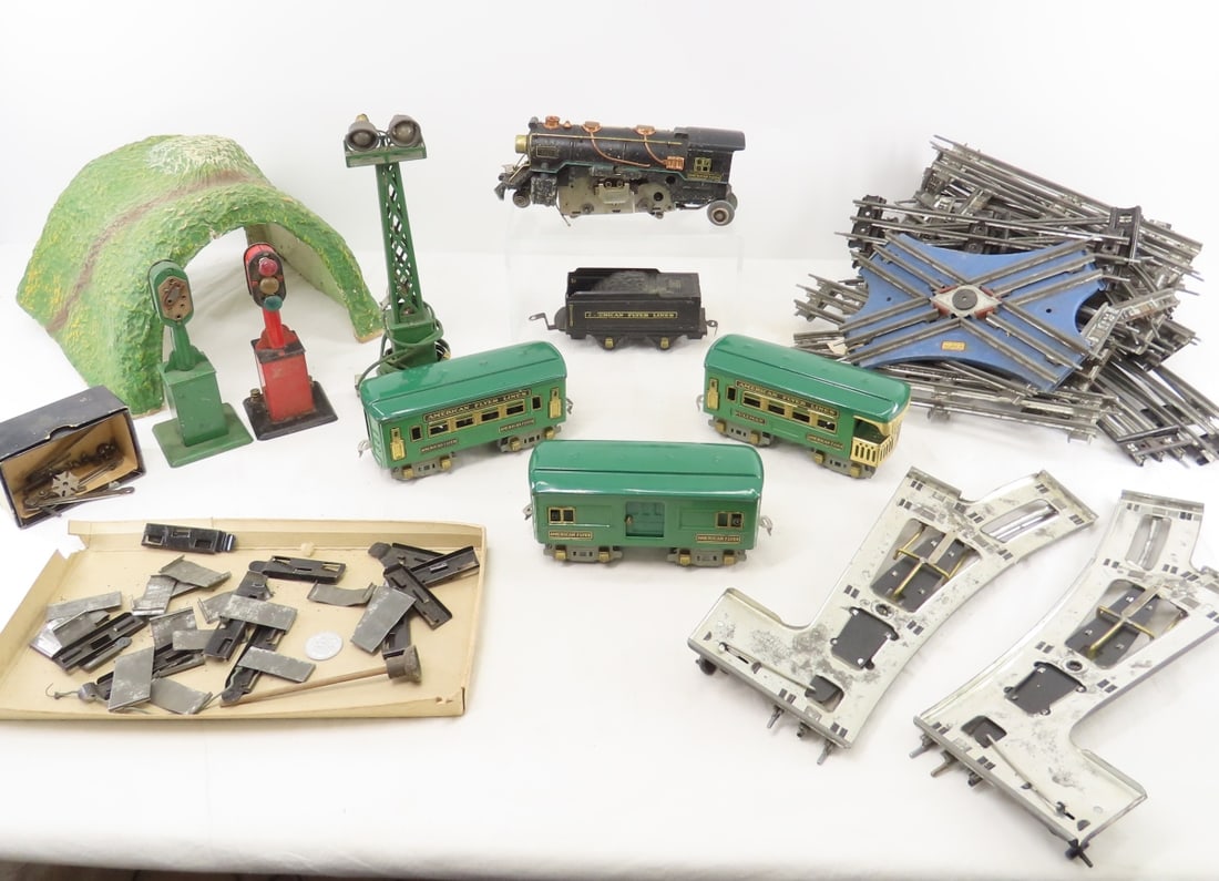 Vintage American Flyer train set, engine in pieces (1 of 19)