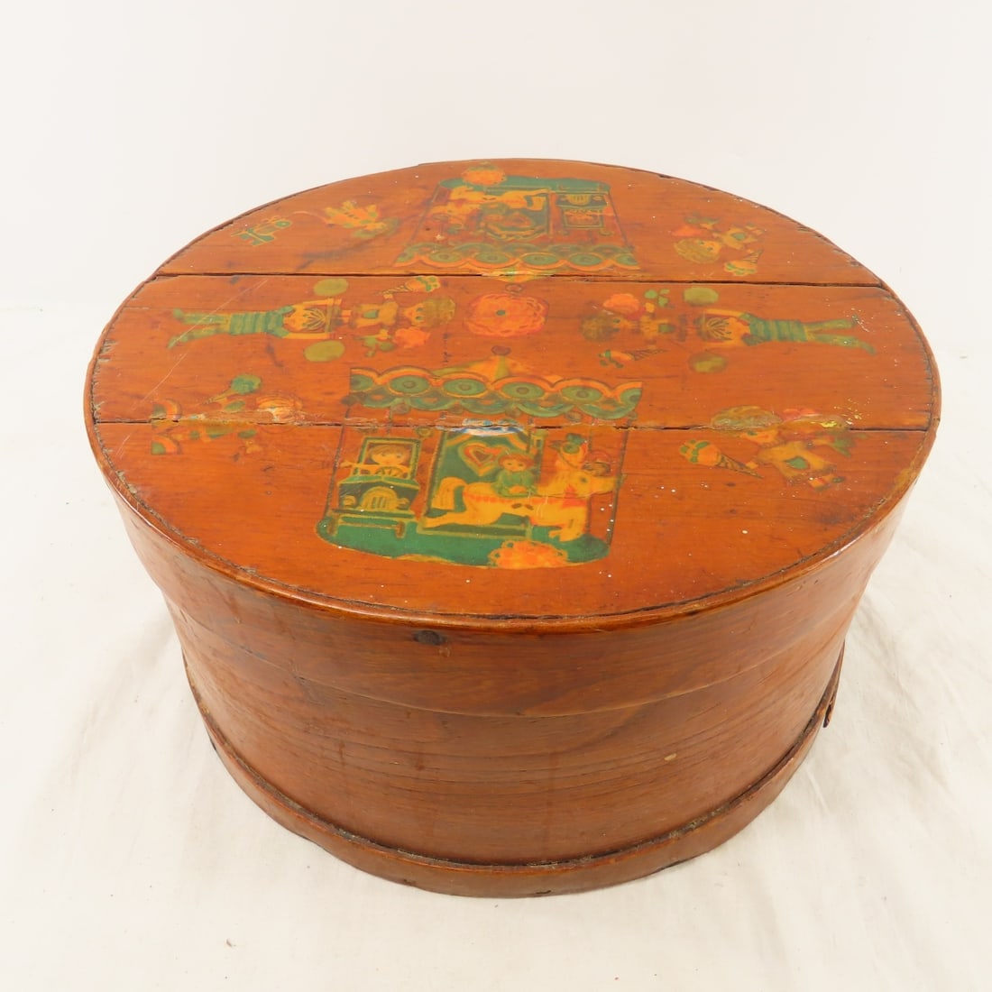 Antique round wood box with decoupage top (1 of 13)