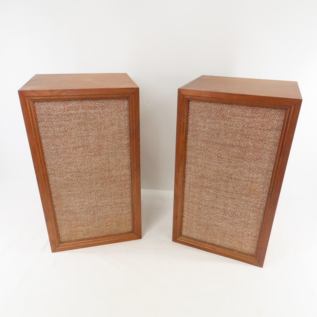 Mirari Model 8103 Speakers: Mirari Model 8103 Speakers Please ask questions and read terms & conditions before bidding.