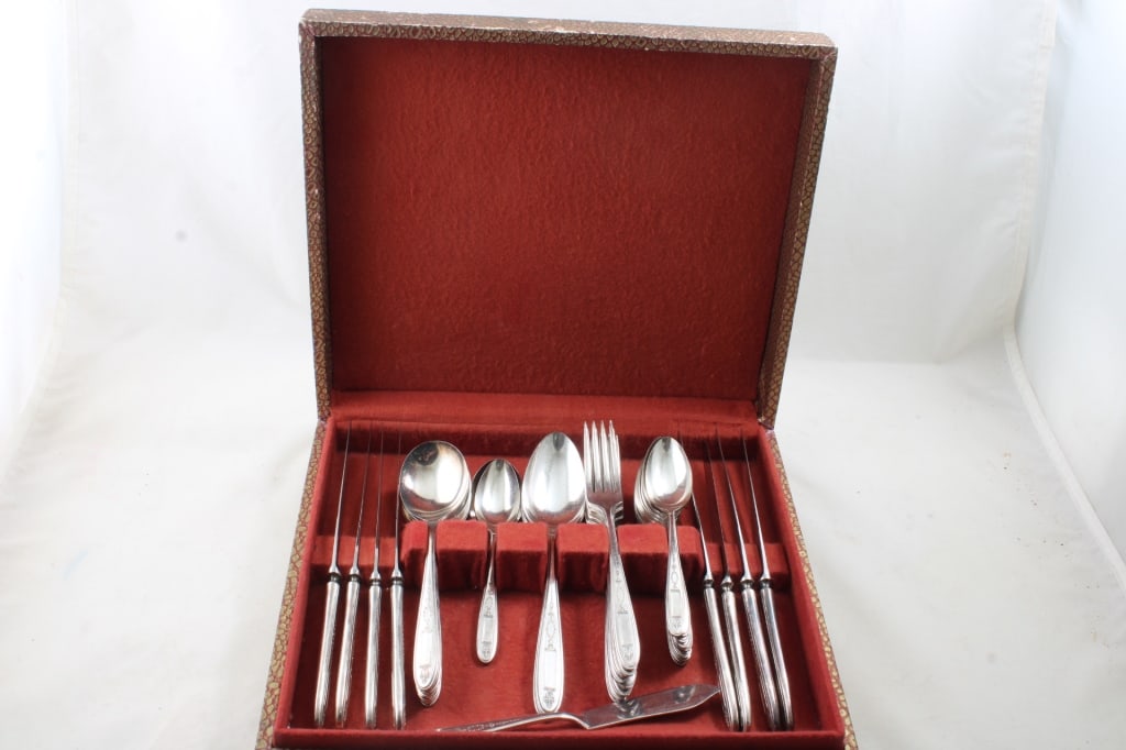 1921 Oneida Silverplate Grosvenor Pattern 41 Pc: 1921 Oneida Silverplate Grosvenor Pattern 41 Pc -in Box as pictured. Please ask questions and read terms & conditions before bidding.