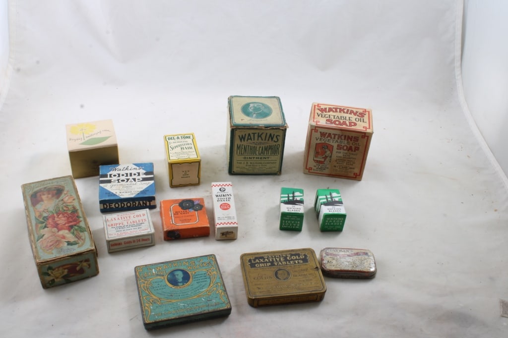 13 Vtg  Watkins Winona Mn Advertising Tins/Boxes (1 of 20)