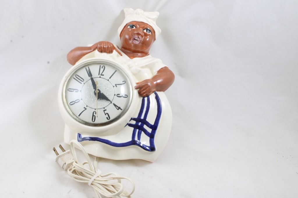 Red Wing Mammy Clock: Red Wing Mammy Clock -Clock Is not working, Maammy is in excellent condition as pictured. Please ask questions and read terms & conditions before bidding.