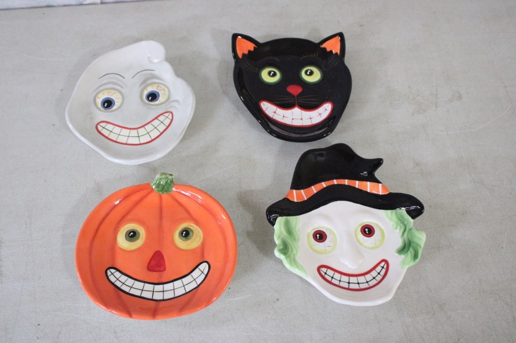 Halloween 4 Lillian Vernon Plates: Halloween 4 Lillian Vernon Plates -Cat, Ghost, Witch & Pumpkin as pictured. Please ask questions and read terms & conditions before bidding.