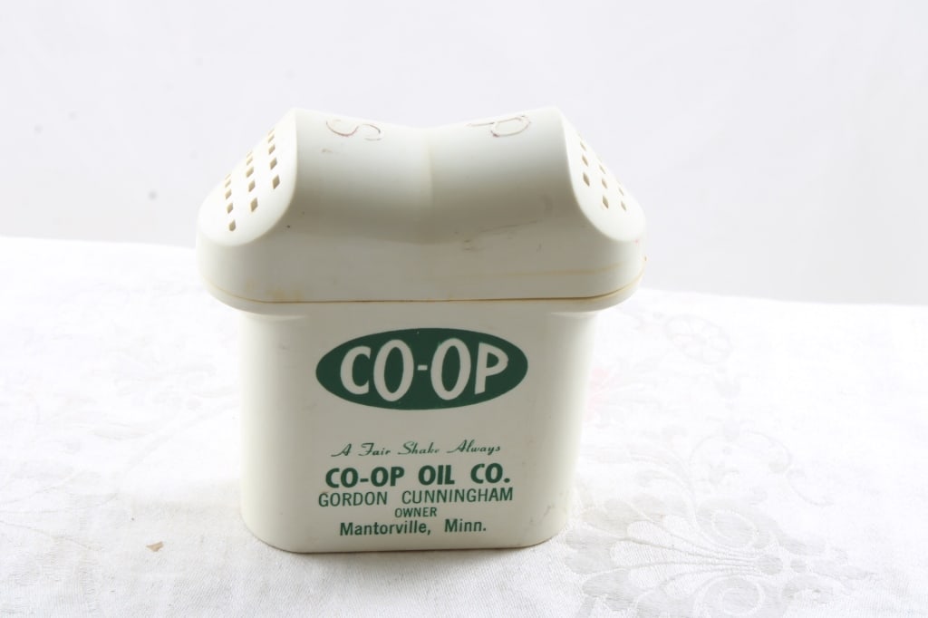 Co-op Oil Co. Mantorville, Minnesota S&P Shaker: Co-op Oil Co. Mantorville, Minnesota S&P Shaker -Gordon Cunningham Owner advertising all in one S&P Shaker as pictured. Please ask questions and read terms & conditions before bidding.