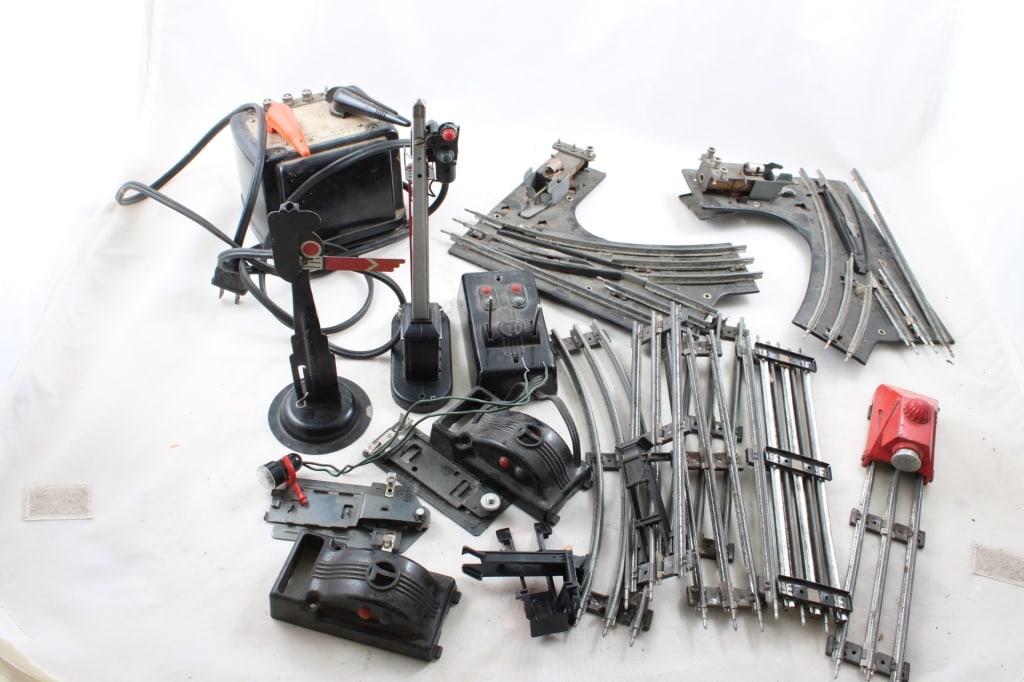 Lionel Train Track, Power Supply, Signal Arms+ (1 of 16)
