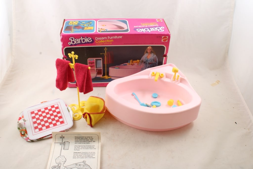 Barbie Luxury Bathtub Dream Furniture in Box: Barbie Luxury Bathtub Dream Furniture in Box -As pictured. Please ask questions and read terms & conditions before bidding.