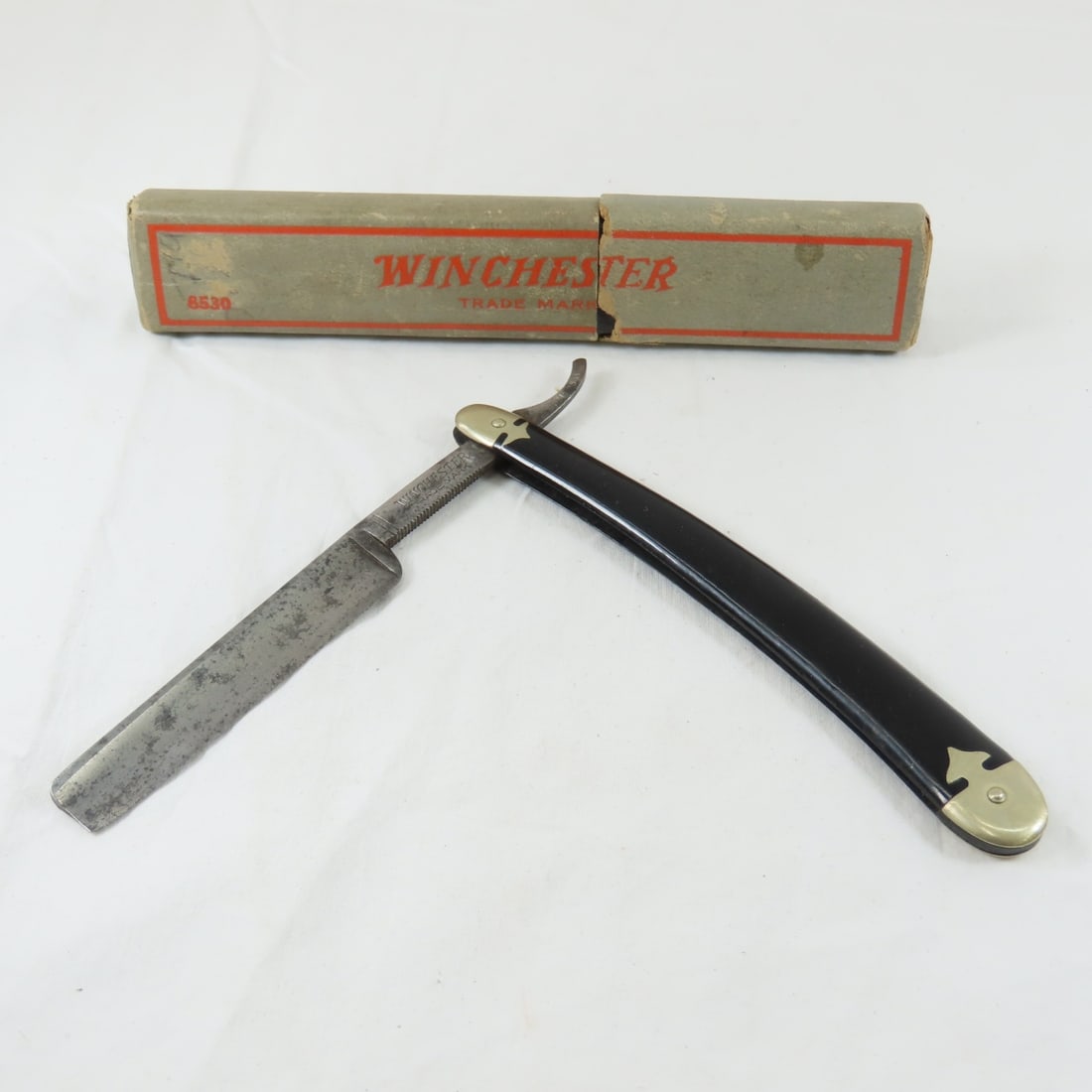 Antique Winchester 8531 Straight Razor with Box: black ebony handle, blade has wear, 2 pc box is marked 8530- some wear and tear normal for age Please ask questions and read terms & conditions before bidding.