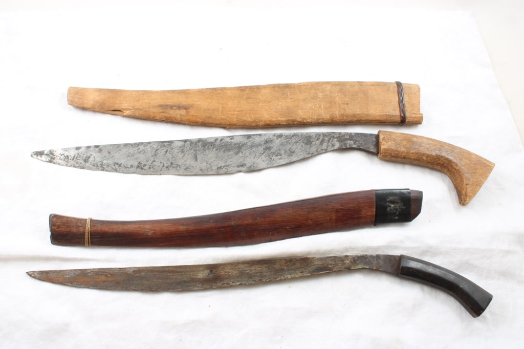 2 Handmade Knives in Wooden Sheaths (1 of 15)