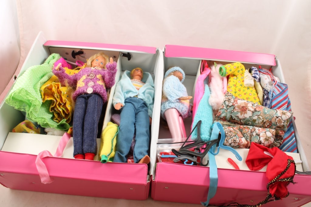 1977 Mattel Barbie Case (2) Barbies 1 Ken, Clothes: & Accessories. Oodles of clothes and accessories as pictured. Ken Doll is dated 1968. I didn't go through all of the clothes, but did find some with Barbie Tags and some with no tags. All are very wel