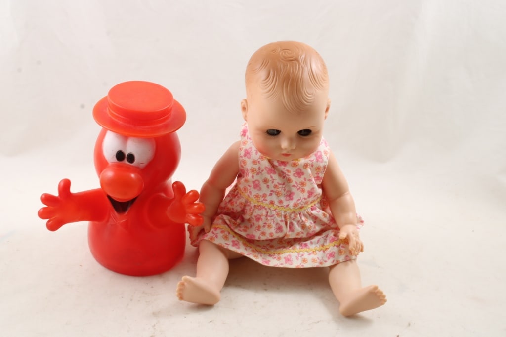 Ginny Vogue Baby Doll & Jello Mr Wiggles Puppet: 1950's Ginny Vogue Vinyl Baby Doll 11" and 1966 Mr. Wiggles Puppet from Jello both as pictured. Please ask questions & read terms & conditions before bidding.