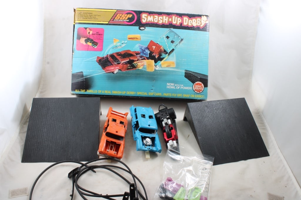 1970 Kenner smash Up Derby Gyro Set Works: Comes with 3 Cars (2) Fly Apart & Siamese Sling Shot Car with rip cords, 2 Jump Ramps. As pictured. Please ask questions & read terms & conditions before bidding.