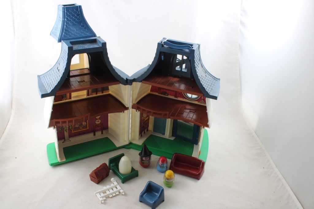1976 Hasbro Weebles Haunted House w/Extras: You get all that is pictured including glow in the dark ghost. Please ask questions & read terms & conditions before bidding.