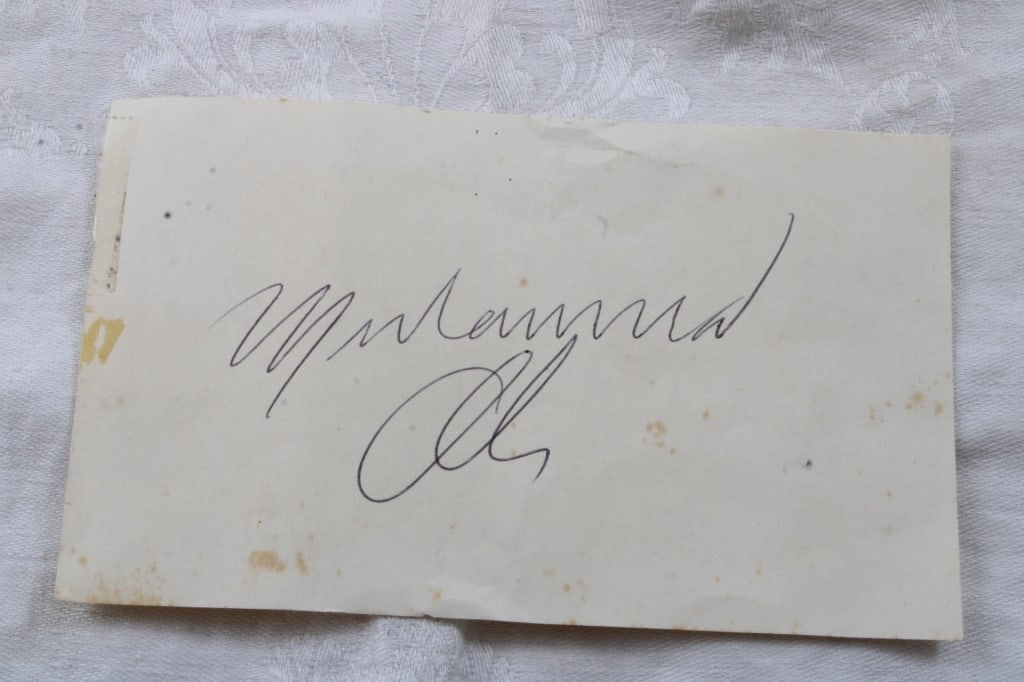 Muhammad Ali  Boxer Signed Cut Card (1 of 4)