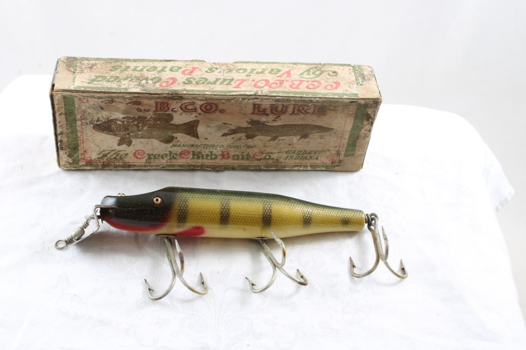 Creek Chub Pikie Wood Fishing Lure in Box: Creek Chub Bait Company Gardett, Indiana Lure comes in box but the box shows considerable wear. Lure looks good. as pictured. Please ask questions & read terms & conditions before bidding.