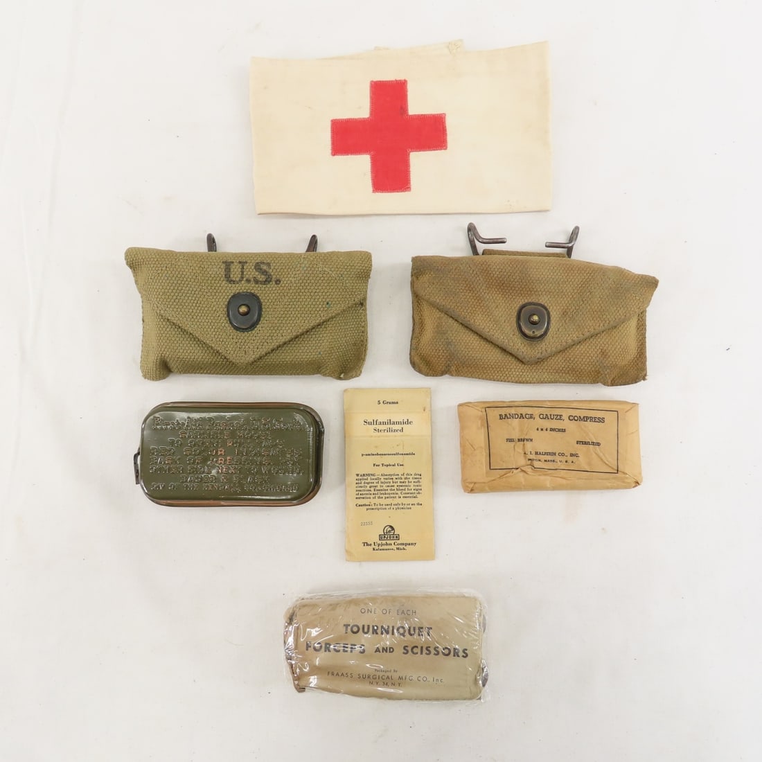 WWII US medic armband first aid kits and more (1 of 9)