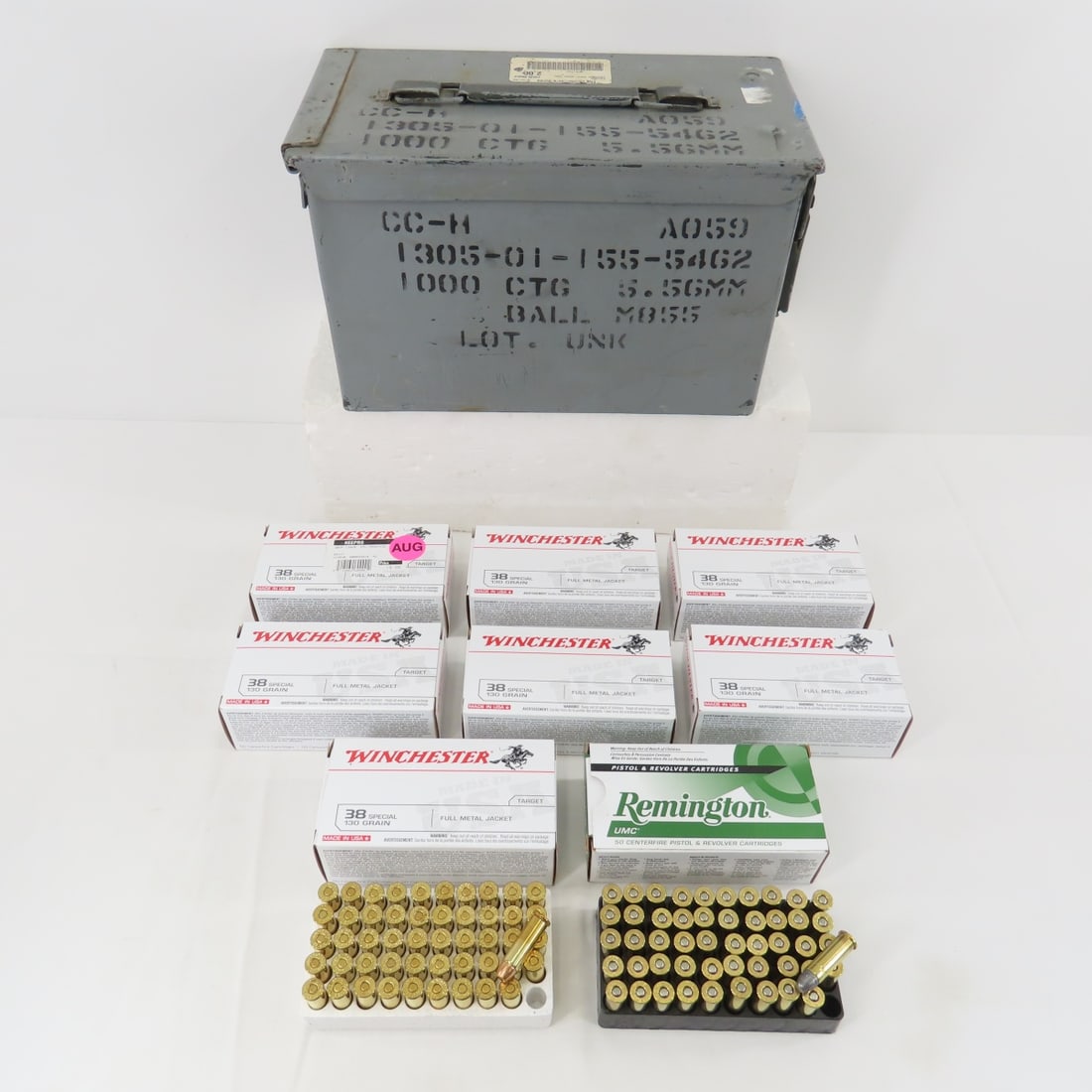 Ammunition 400 rds Winchester & Remington .38spl: Ammunition 400 rds Winchester & Remington .38spl-7 boxes, Winchester & one box Remington. All in metal, ammunition box. Please ask questions and read terms & conditions before bidding.