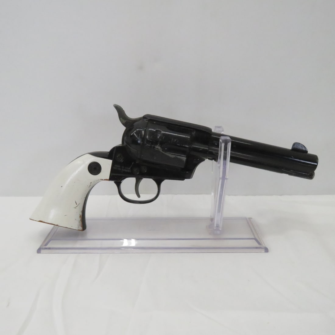 Daisy Model 179 Peacemaker .177 Air Pistol: Daisy Model 179 Peacemaker .177 Air Pistol - white grip Please read terms & conditions and ask questions before bidding.