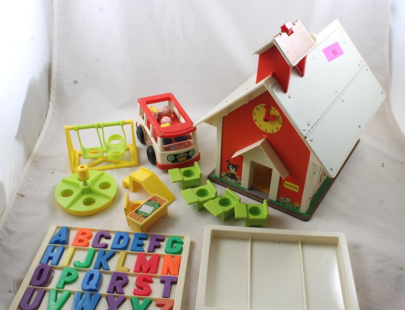 1971 Fisher Price School House w/People & Access. (1 of 14)