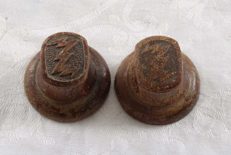 2 Zenith Radio Knobs Pinch Wood Lightening Bolts (1 of 5)