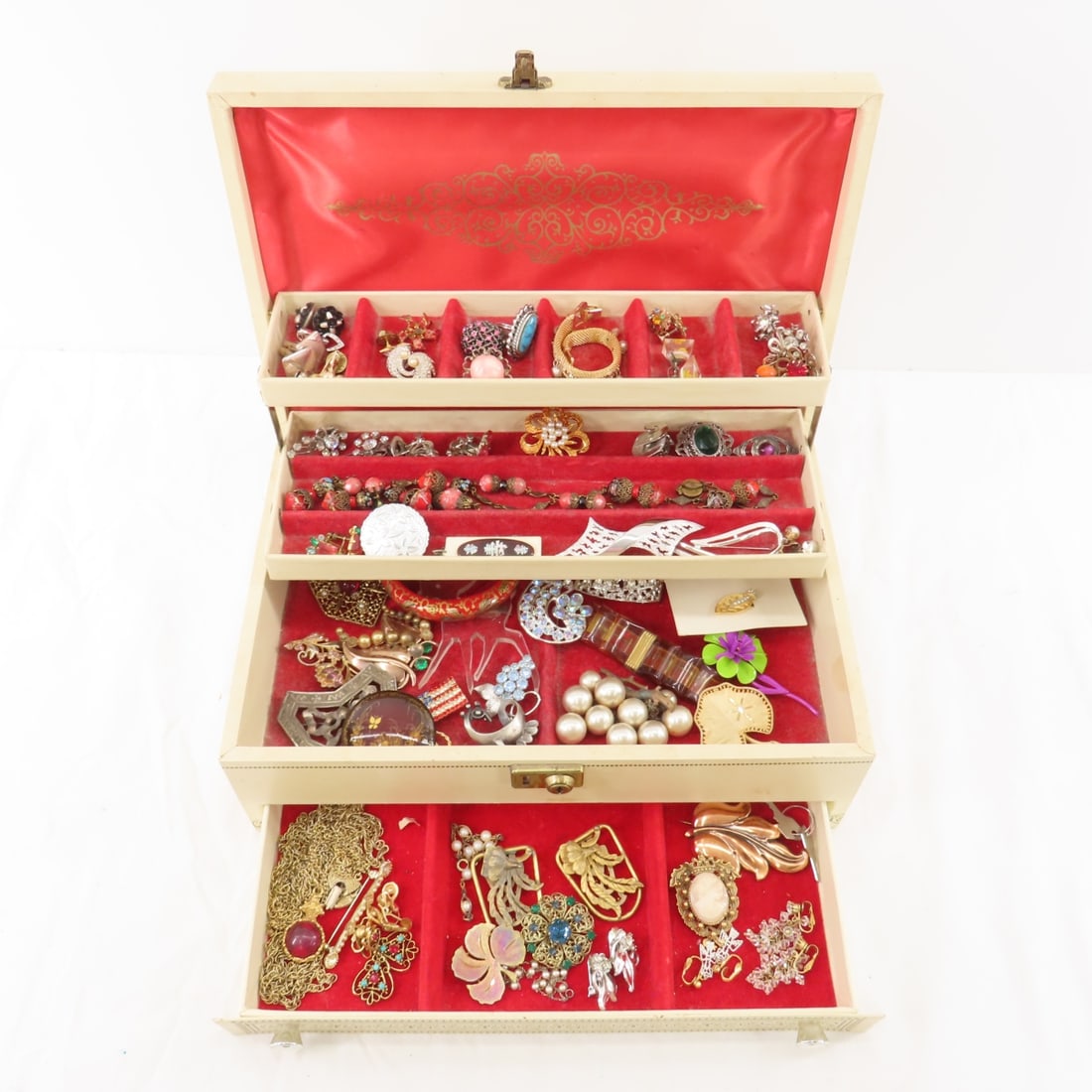 Vintage Jewelry Box with Jewelry: Vintage Jewelry Box with Jewelry - Please ask questions and read terms and conditions before bidding.