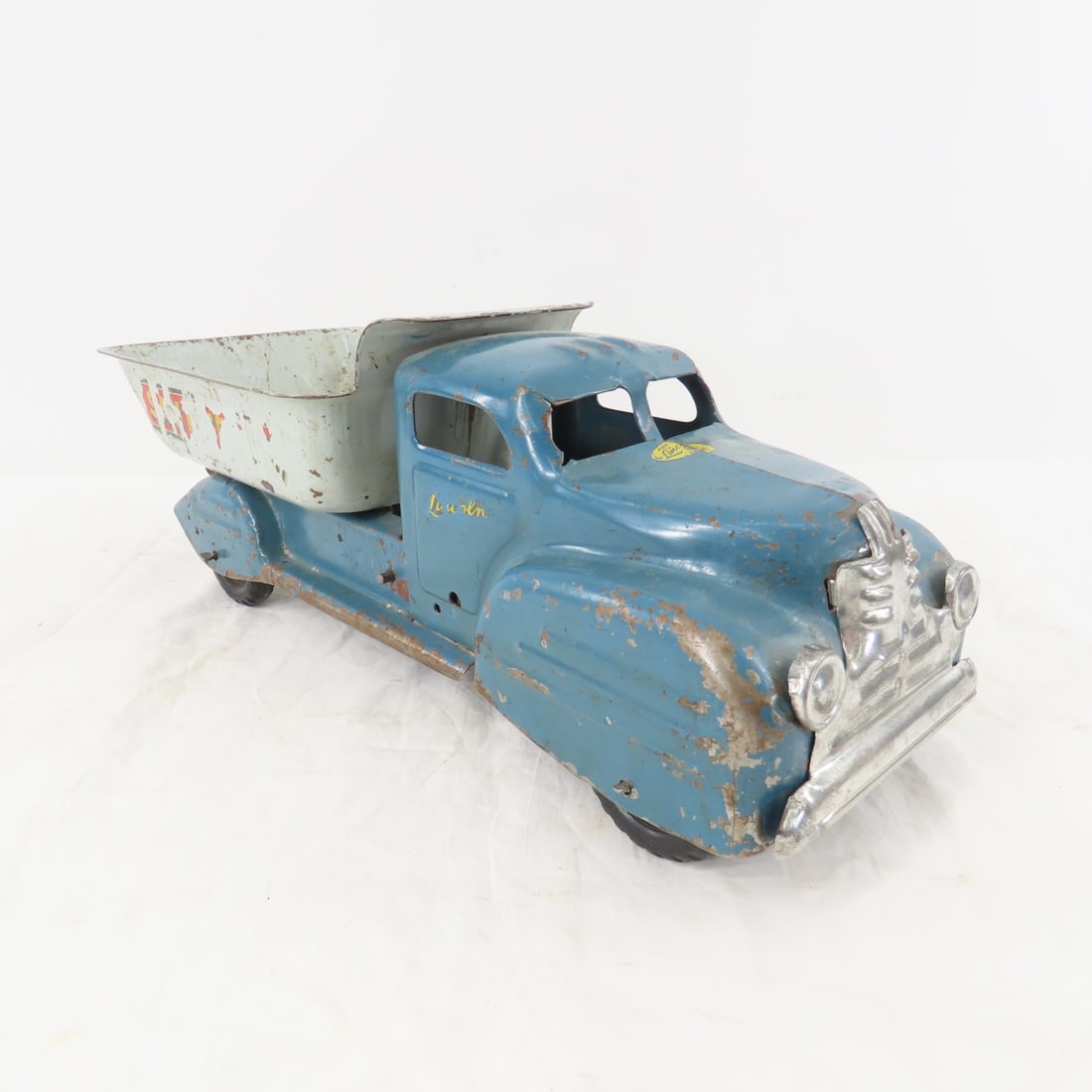 Lincoln Toys Pressed Steel Sand Dump Truck (1 of 13)