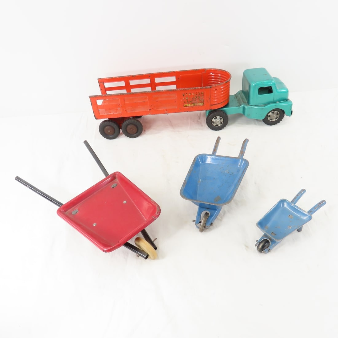 Structo Freight Hauler & 3 metal wheelbarrows (1 of 14)