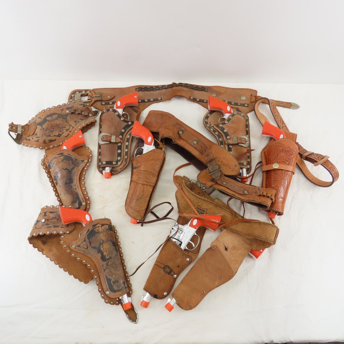 8 Halco Cap Guns in Holster Belts: 8 Halco Cap Guns in Holster Belts - all work- 2 singles and 3 dual holster belts Please ask questions and read terms & conditions before bidding.