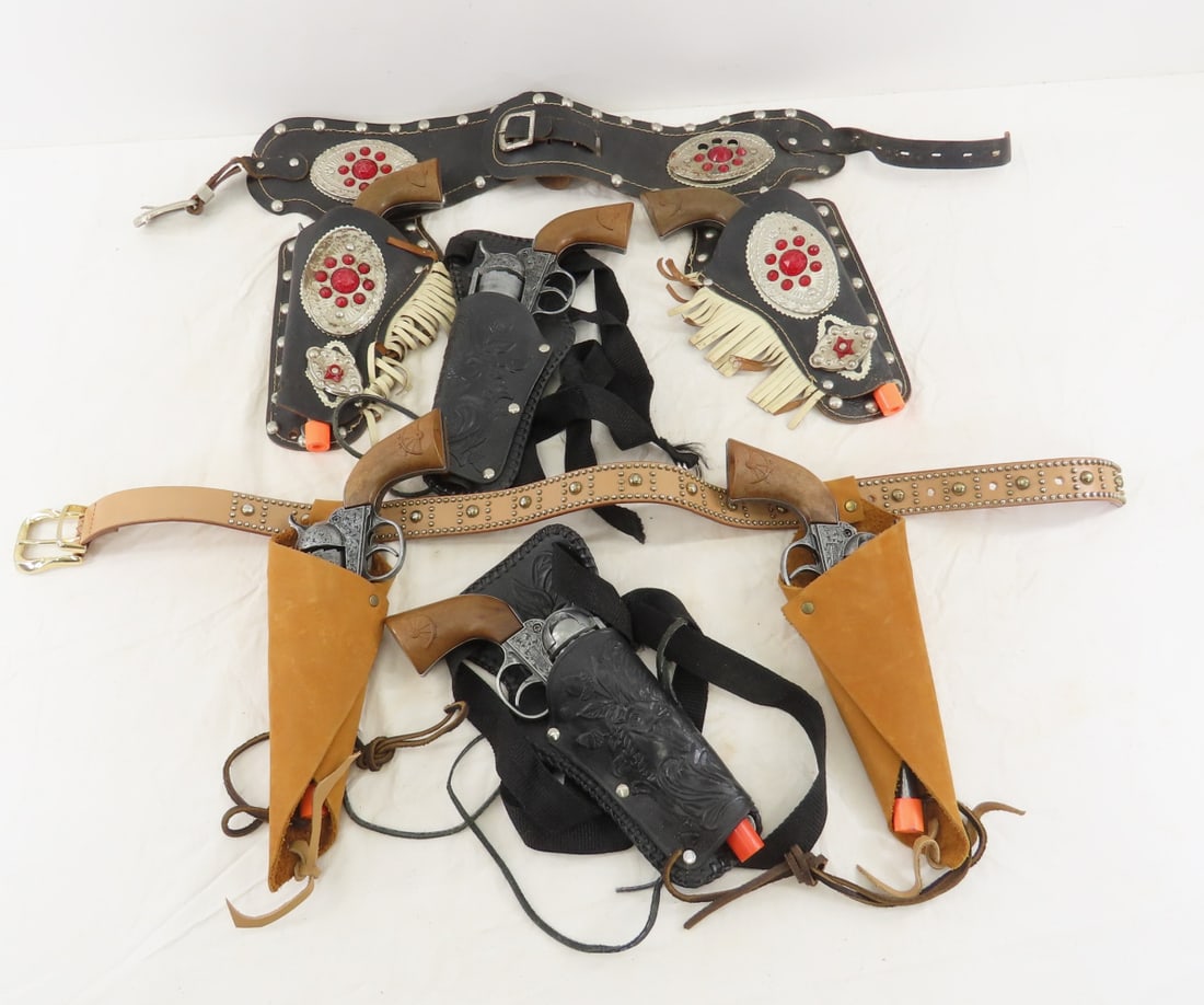 6 Italian Giocattoli Cap Guns With Holster Belts: 6 Italian Giocattoli Cap Guns With Holster Belts - 3 double holsters, all working Please ask questions and read terms & conditions before bidding.