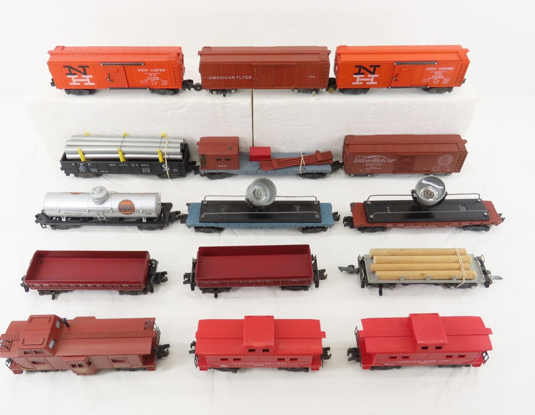 15 American Flyer boxcars, 2 934 search lights (1 of 20)