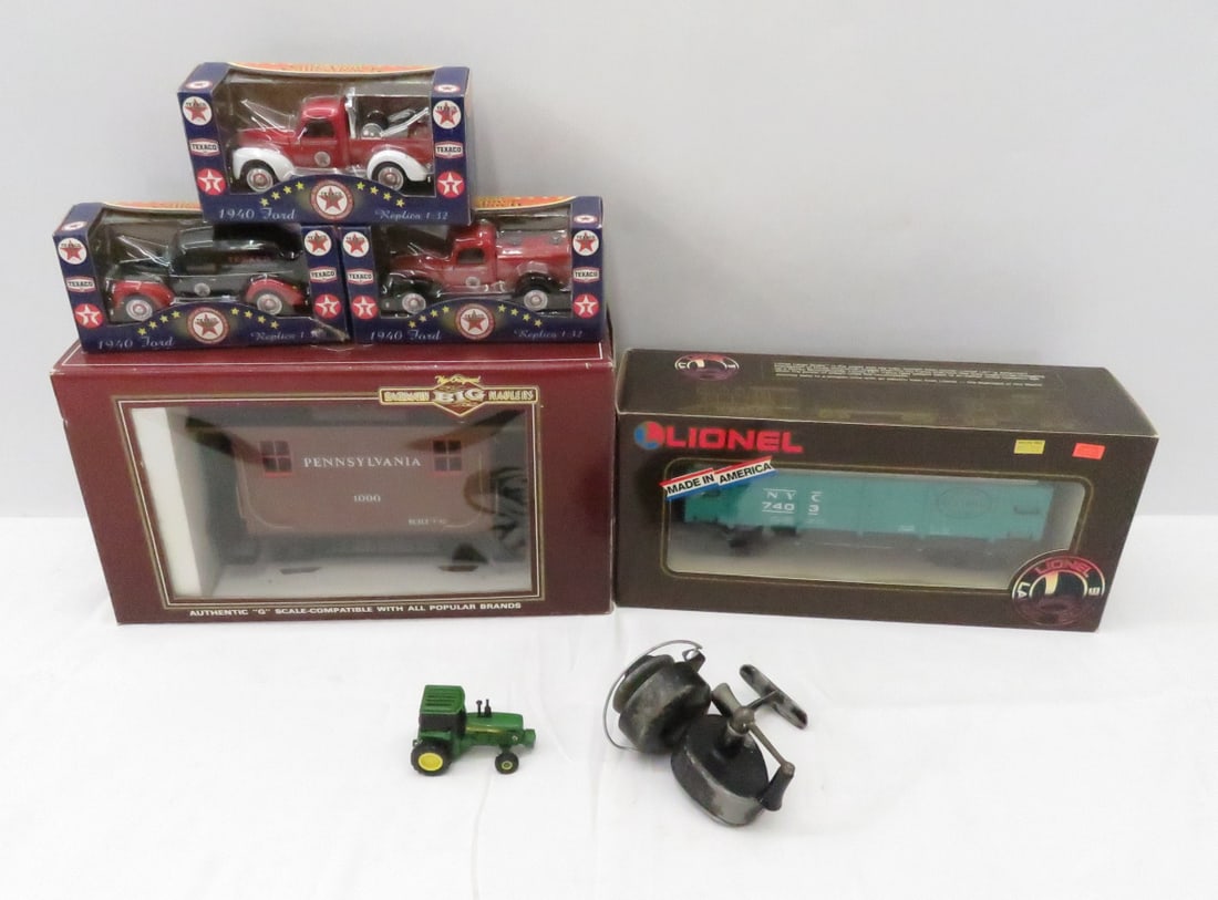 Bachmann, Lionel, John Deere, Texaco train cars: Bachmann, Lionel, John Deere, Texaco train cars - Bachmann Big Haulers 93114 'G' Scale 4-Wheel Caboose, Lionel Large Scale 8-87403 New York Central Gondola, (3x) Texaco 1:32 Scale Replica 1940 Ford Tr