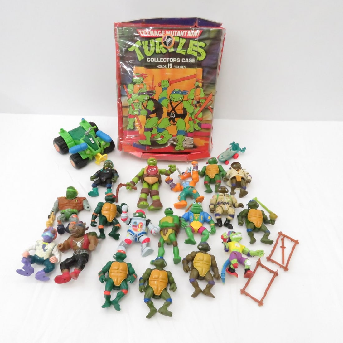 18 Teenage Mutant Ninja Turtles Action Figures (1 of 20)