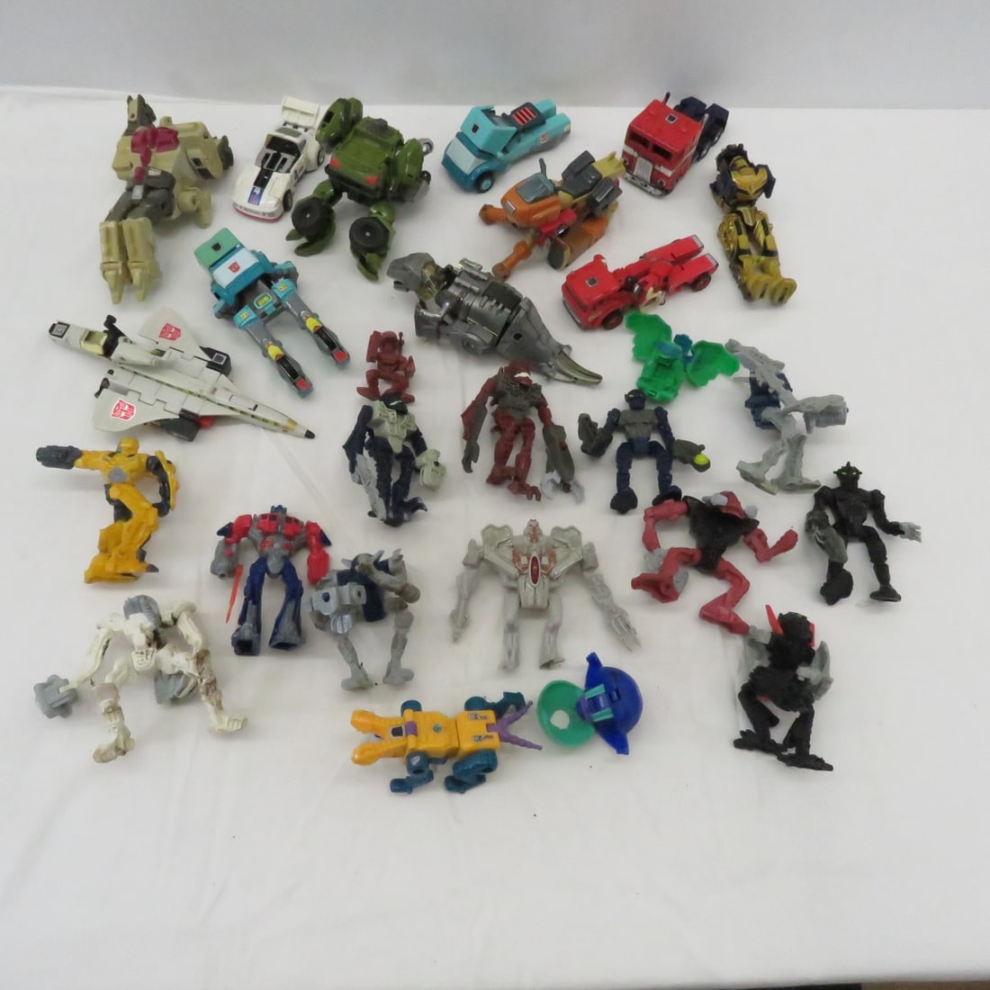 27 Mixed Transformers & Bionicle Figures: 27 Mixed Transformers & Bionicle Figures - Some Broken or Missing Parts Please ask questions and read terms & conditions before bidding.