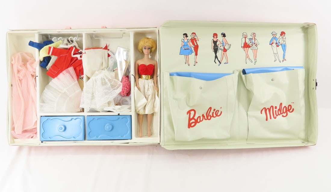 Vintage Bubblecut Barbie in Case w/Accessories (1 of 11)