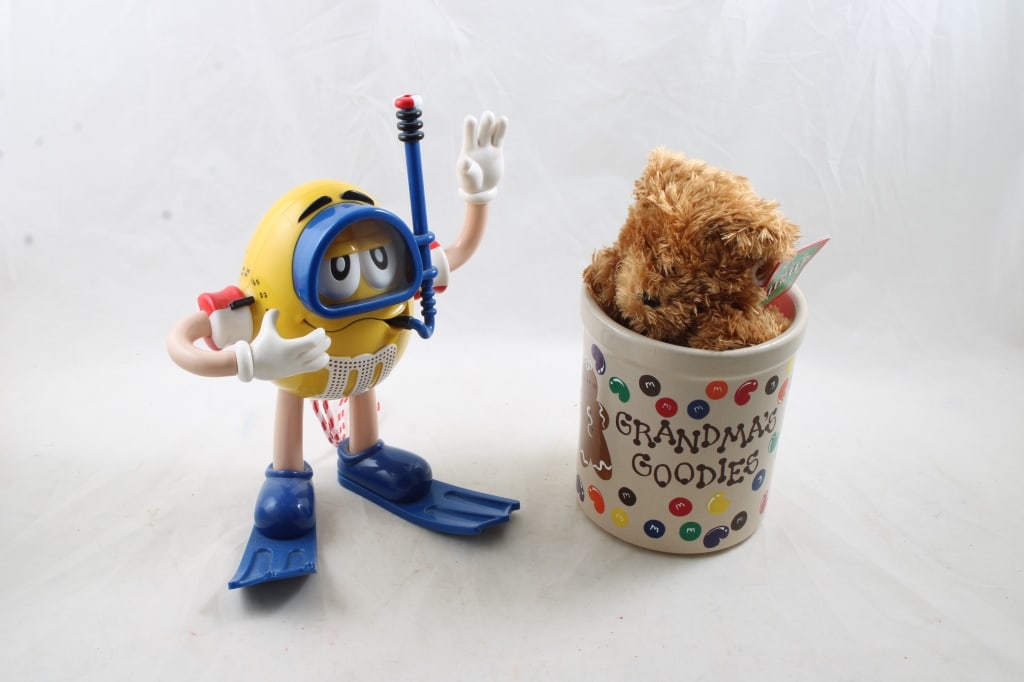 3 M&M's AM/FM Shower Radio, Scuba Diver, & Crock: 3 M&M's AM/FM Shower Radio, Scuba Diver, & Crock - M&M's Candy AM/FM Shower Radio, Toothbrush Holder Scuba Diver & Crock with Teddy Bear all as pictured. Please ask questions and read terms & conditio