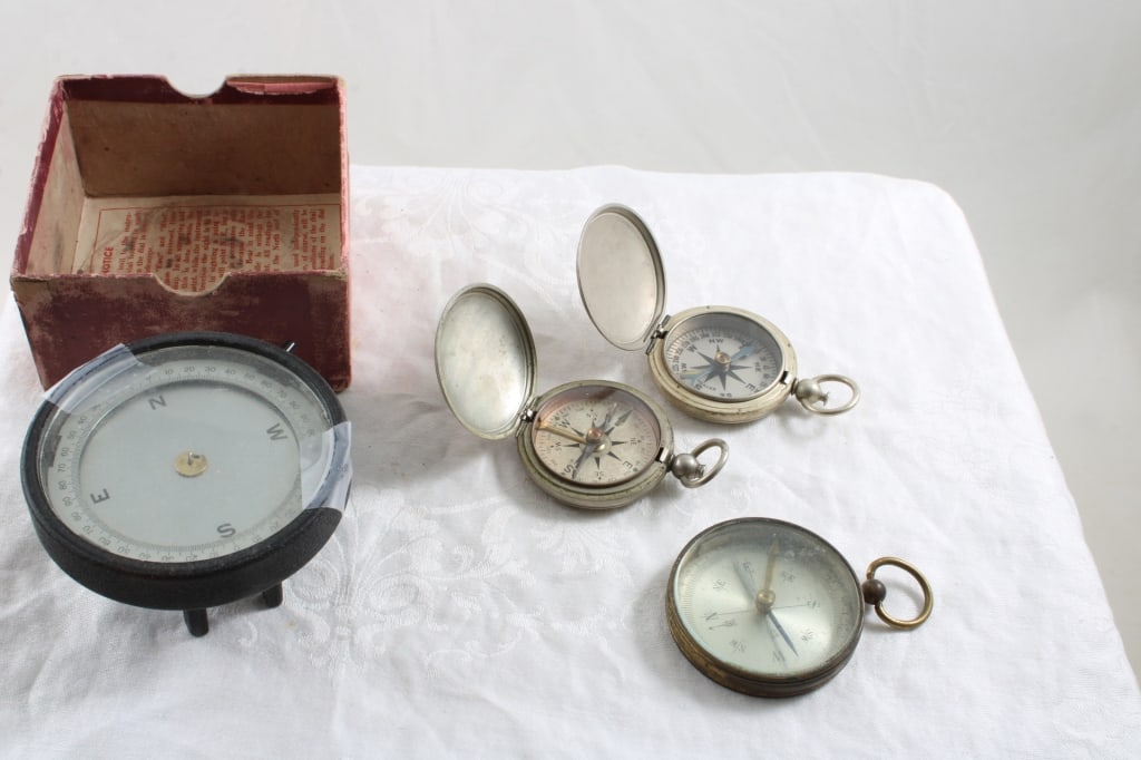 4 Vintage Compasses 2 U.S. Military (1 of 17)