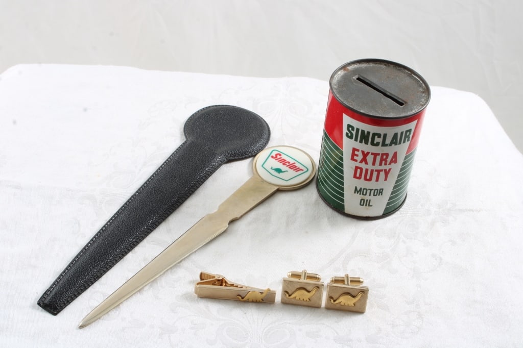 Sinclair Oil Can Bank, Letter Opener, Cufflinks (1 of 14)