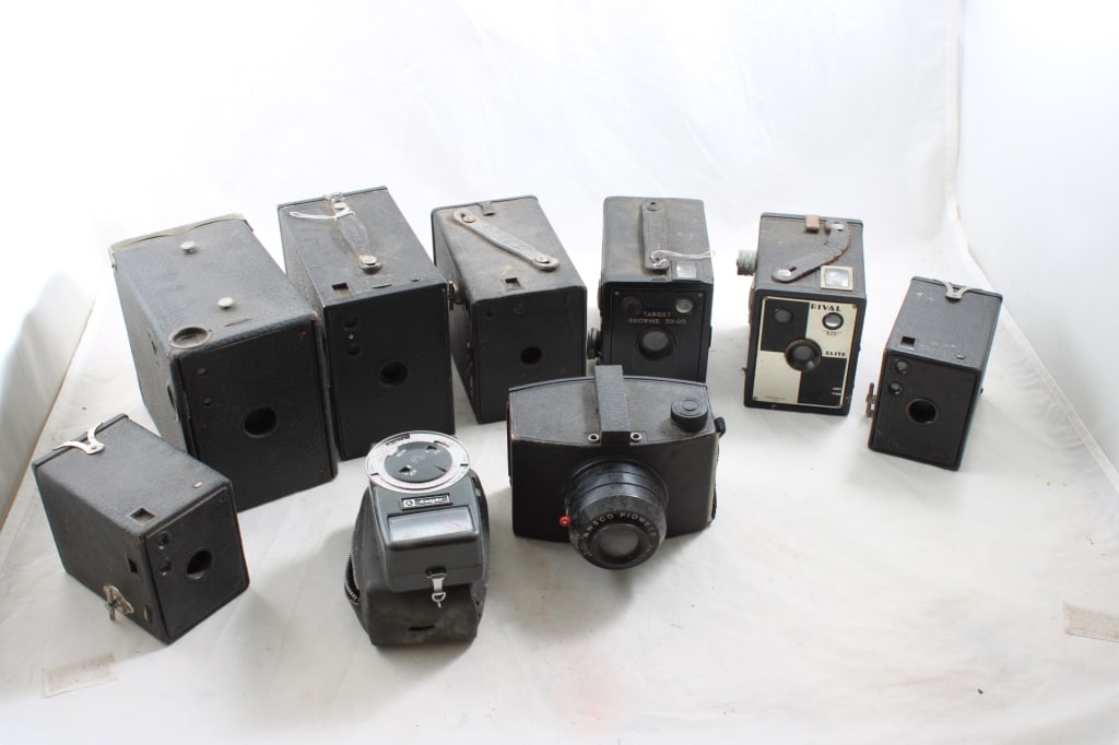 Lot of Vintage Cameras, Brownie, Rival and more: Lot of Vintage Cameras, Brownie, Rival and more - Knight light meter, mainly box cameras as pictured. Please ask questions and read terms & conditions before bidding.