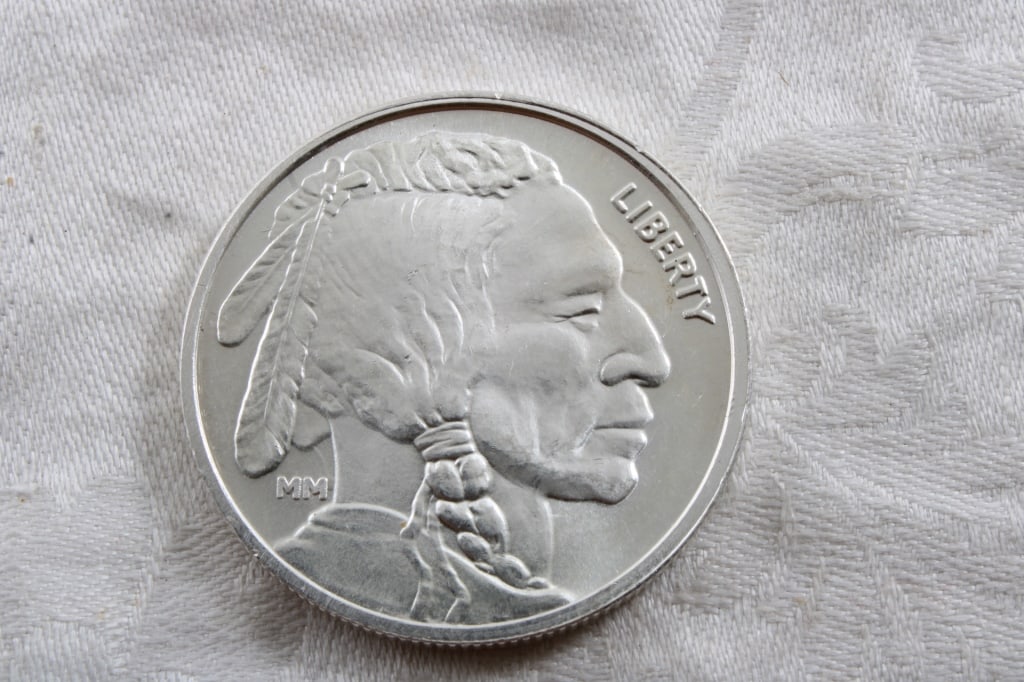 .999 One Troy Ounce Fine Silver Round (1 of 2)