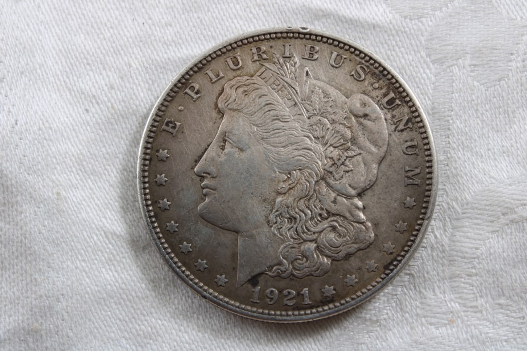 1921 Morgan Silver Dollar: 1921 Morgan Silver Dollar - As pictured. Please ask questions and read terms & conditions before bidding.