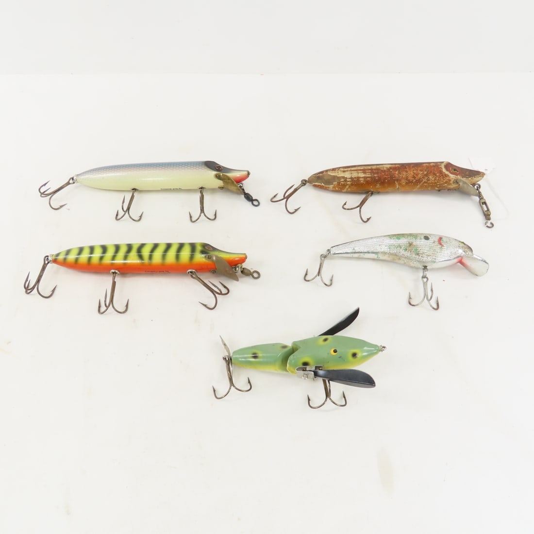 5 Vintage Muskie Fishing Lures: 5 Vintage Muskie Fishing Lures - Please ask questions and read terms & conditions before bidding.