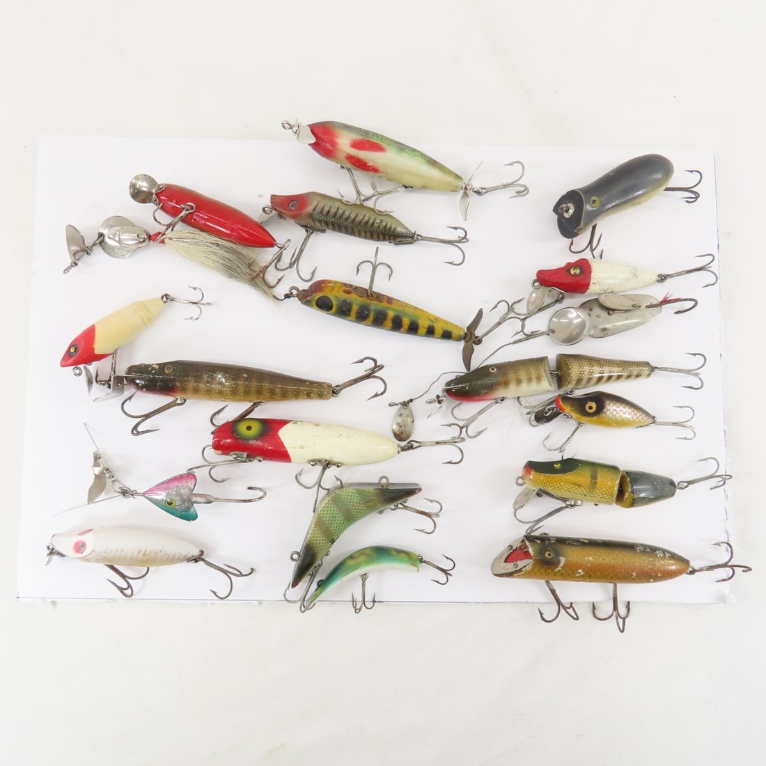 19 Vintage Fishing Lures Heddon, Millsite & more: 19 Vintage Fishing Lures Heddon, Millsite & more - Please ask questions and read terms & conditions before bidding.