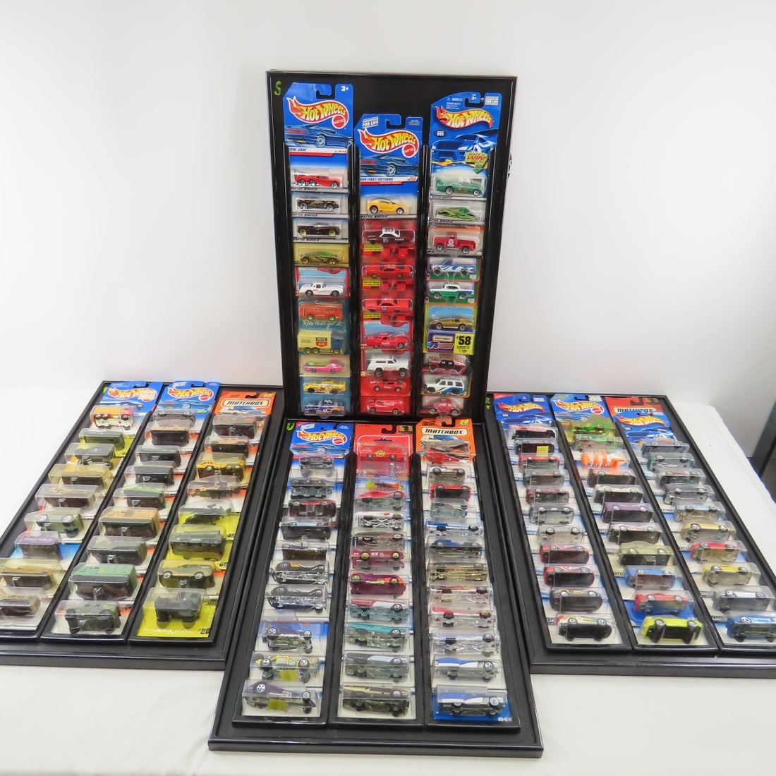118 Hot Wheels & Matchbox Diecast Cars Carded: 118 Hot Wheels & Matchbox Diecast Cars Carded -On Frames Please ask questions and read terms & conditions before bidding.