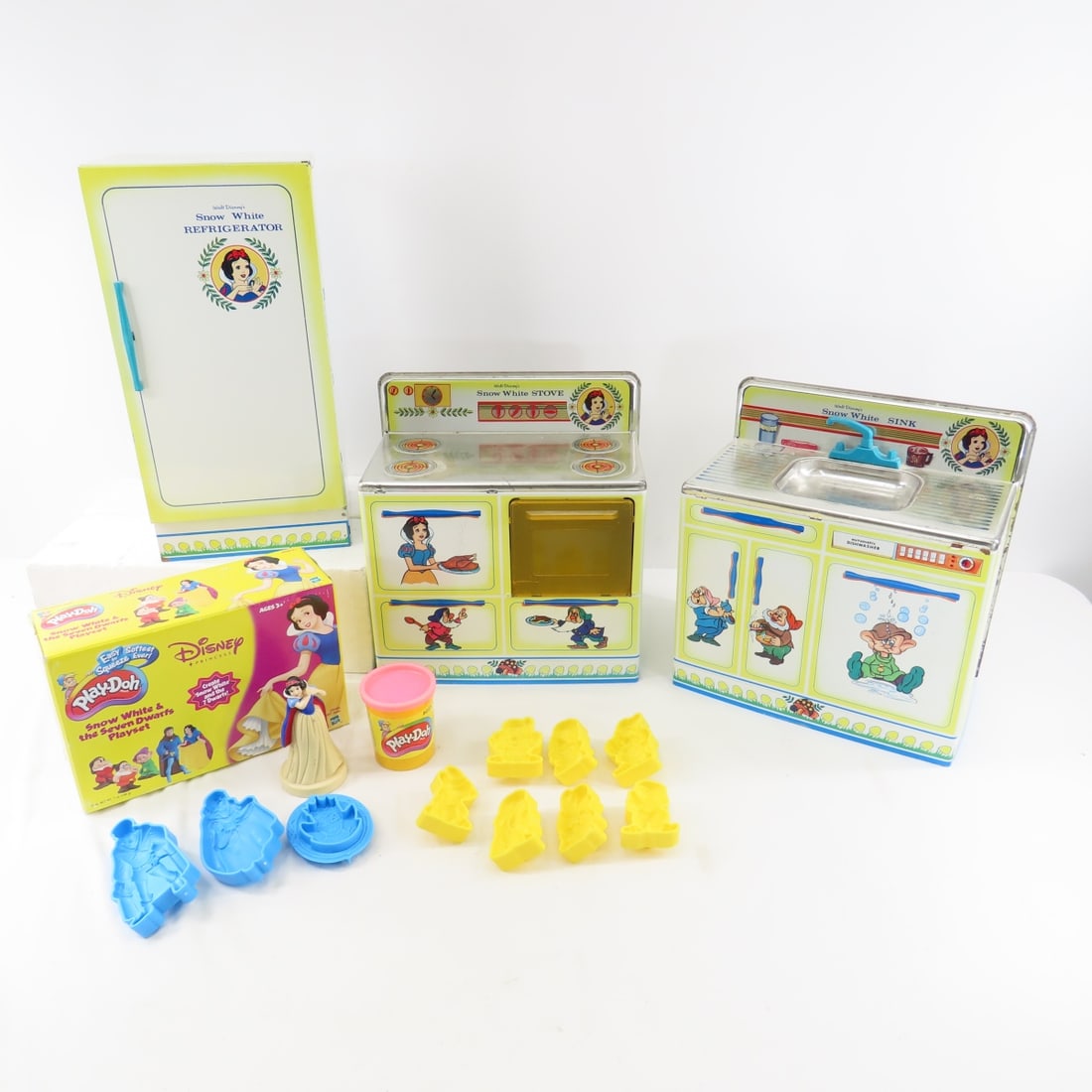 Wolverine Toys Walt Disney Snow White Kitchen (1 of 11)