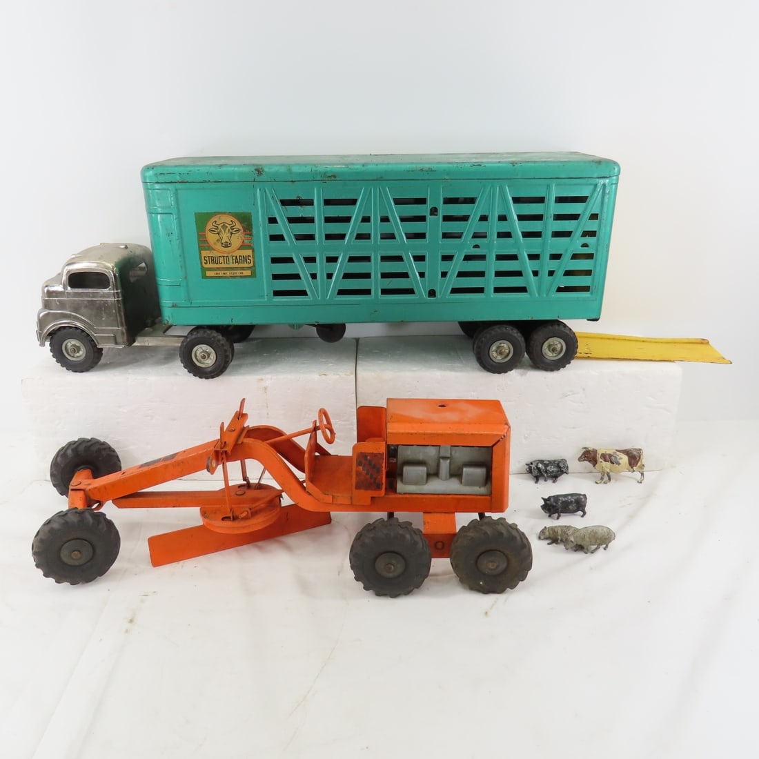 Structo livestock truck & trailer & road grader (1 of 17)