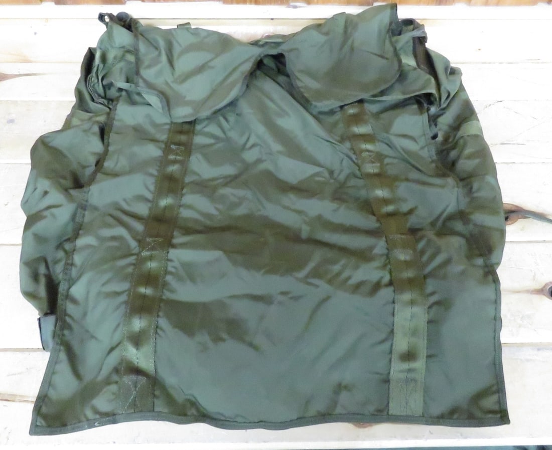 Paratrooper Deployment Bag: Paratrooper Deployment Bag - Manufacture Date August 1990. OD Green Please ask questions and read terms & conditions before bidding.