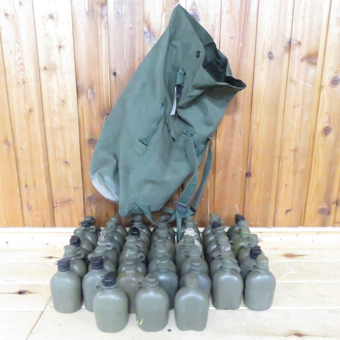 40 1 Quart Canteens with lids: 40 1 Quart Canteens with lids - OD Green, includes duffel bag Please ask questions and read terms & conditions before bidding.