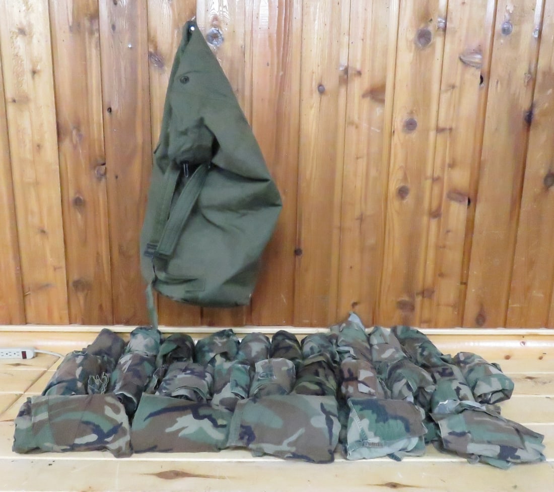 25 Woodland Uniform Shirts - Medium: 25 Woodland Uniform Shirts - Medium - Includes Duffel Bag Please ask questions and read terms & conditions before bidding.